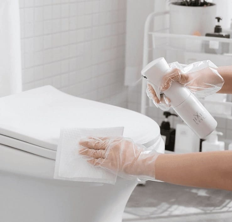 Čišćenje kupatila u kompostabilnim rukavicama