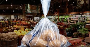 sac de produits compostables emballant des légumes