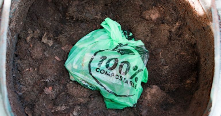 sacs compostables décomposés dans le sol