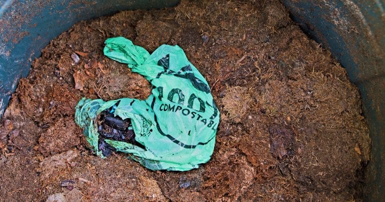 les sacs compostables se décomposeront naturellement dans le sol